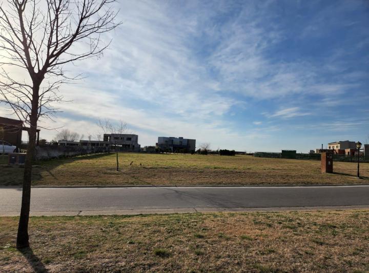 Terreno · 915m²