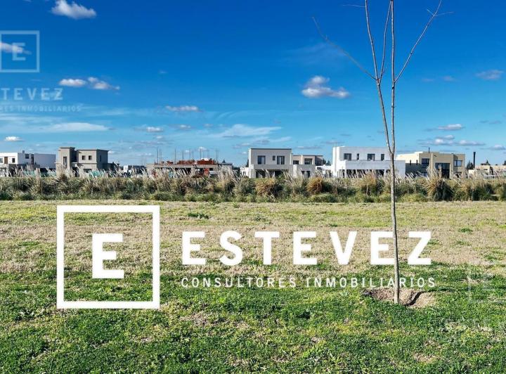 Terreno · 898m²