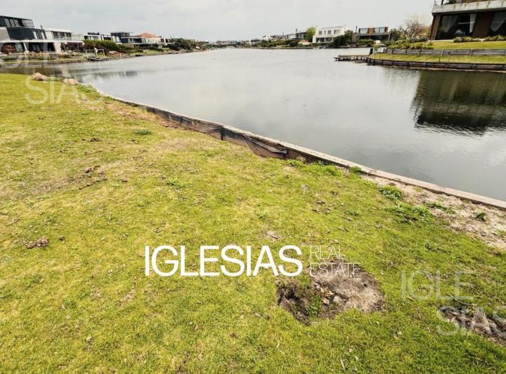 Terreno · 910m²