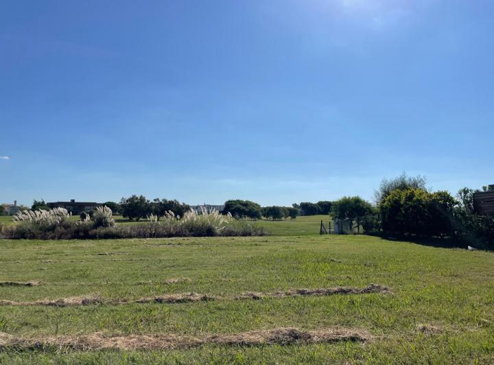 Terreno · 906m²