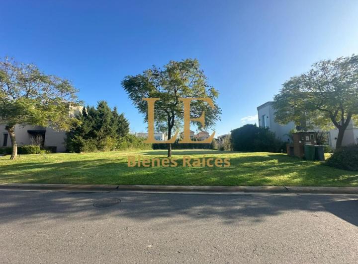 Terreno · 688m²