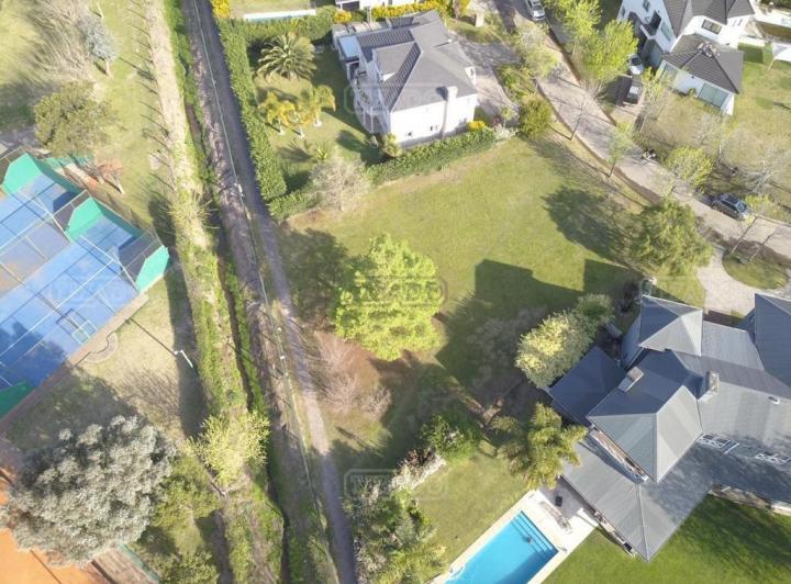 Terreno · 866m²