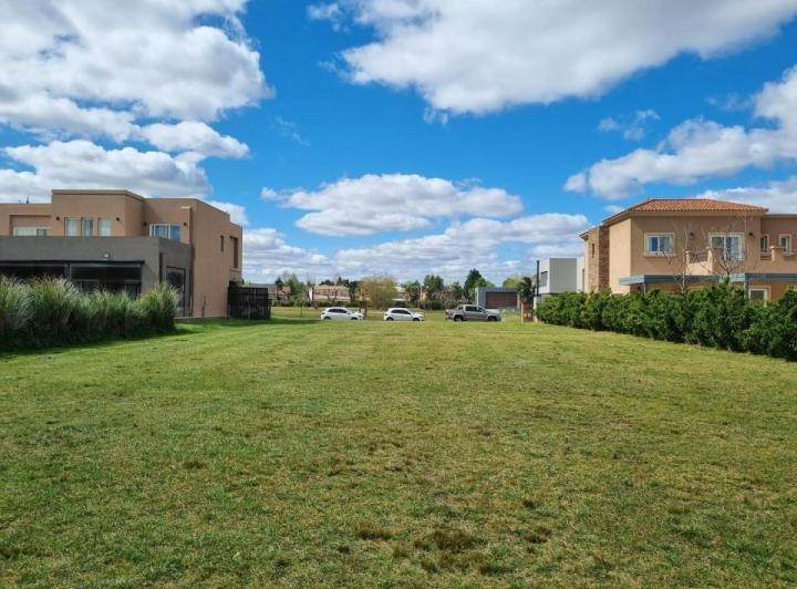 Terreno · 806m²