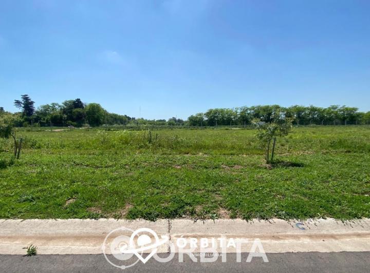 Terreno · 733m²