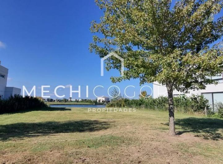 Terreno · 893m²