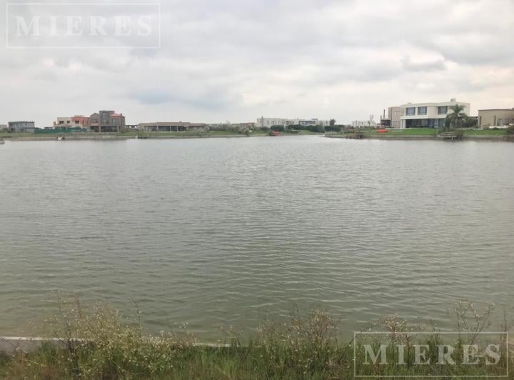 Terreno · 865m²