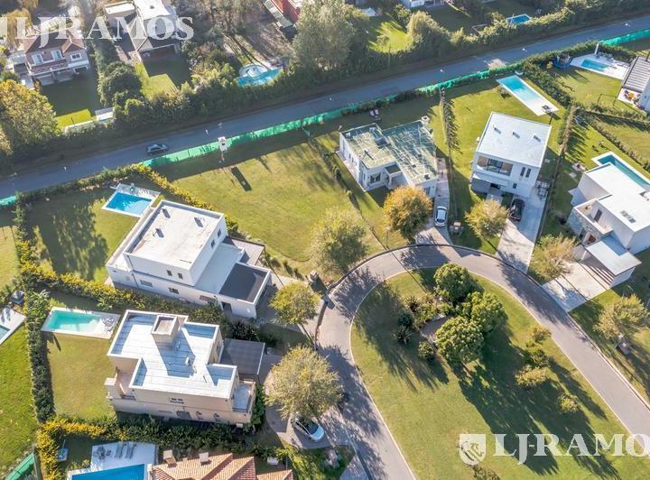 Terreno · 688m²
