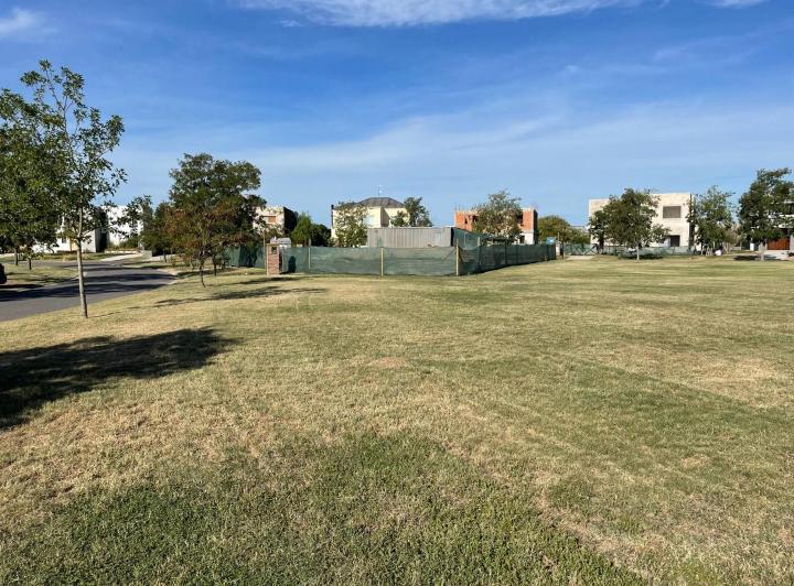 Terreno · 881m²