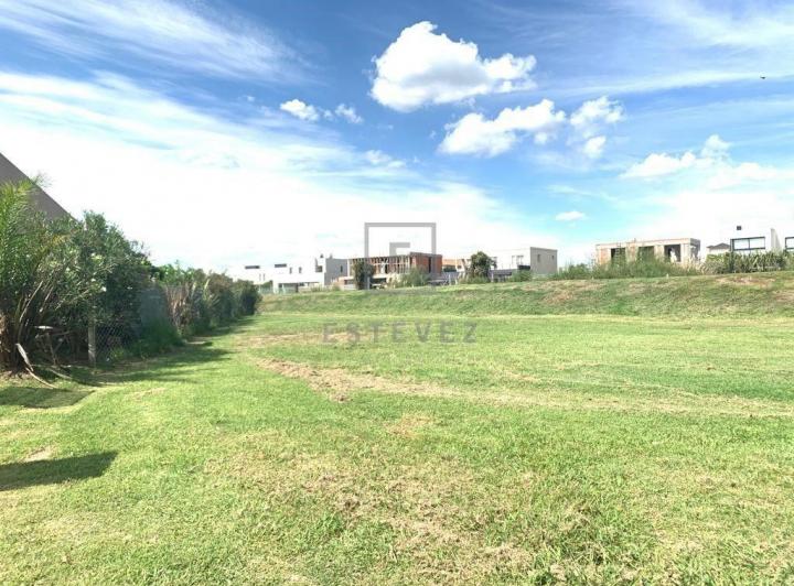 Terreno · 927m²