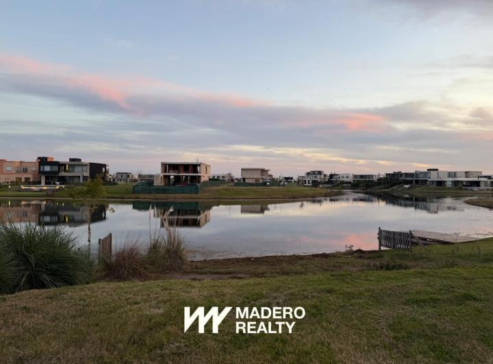 Terreno · 881m²