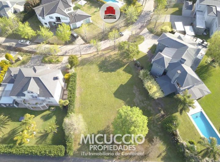 Terreno · 866m²