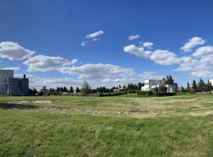 Terreno · 877m²