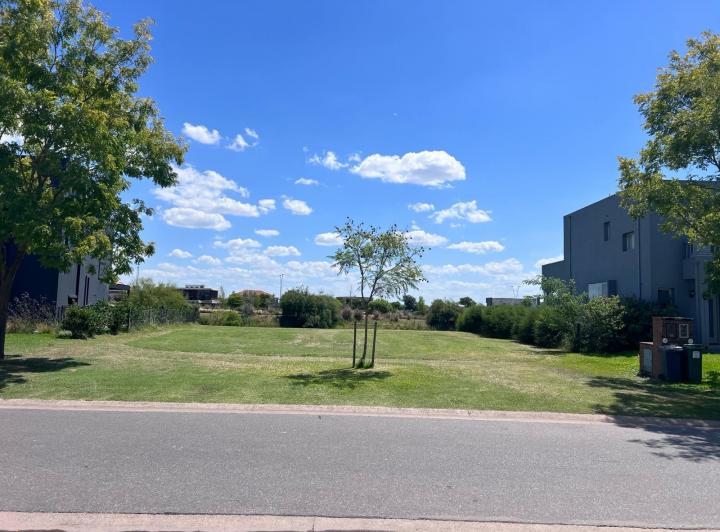 Terreno · 925m²