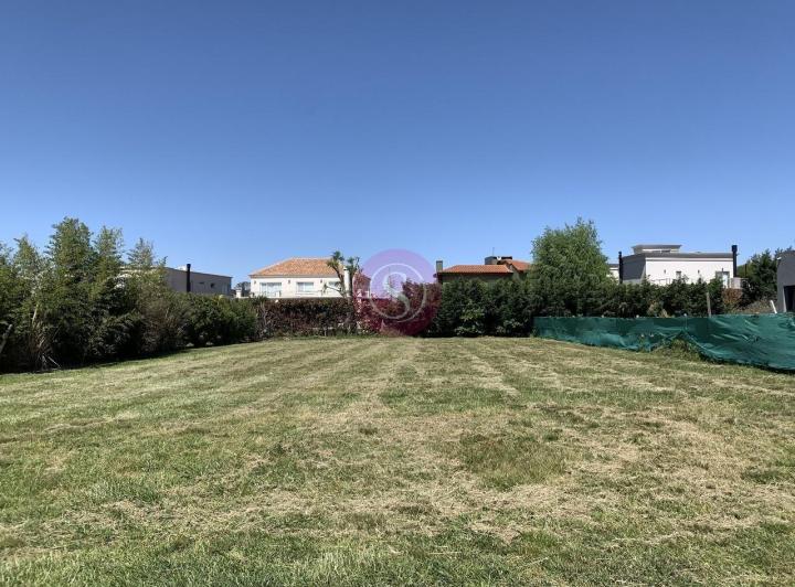 Terreno · 820m²