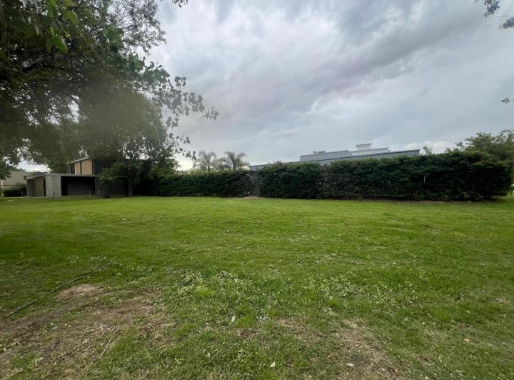 Terreno · 877m²