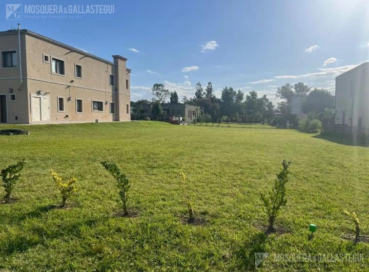 Terreno · 840m²