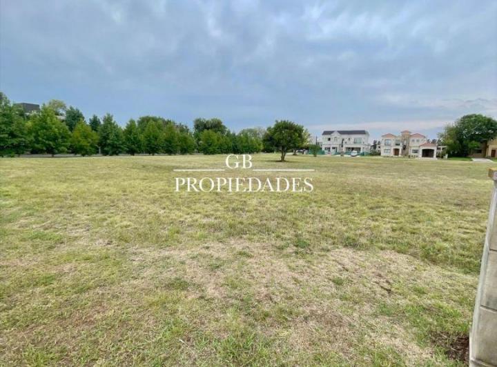 Terreno · 818m²