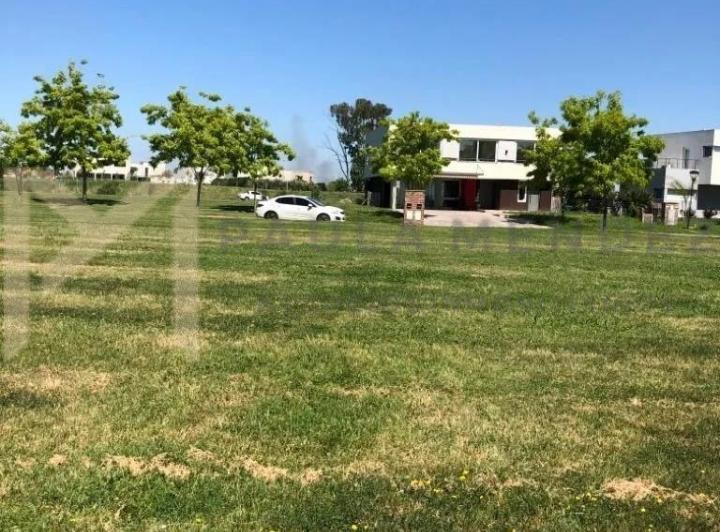 Terreno · 833m²