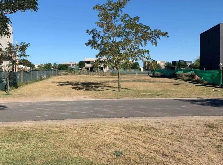 Terreno · 880m²