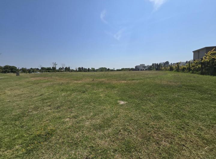 Terreno · 843m²