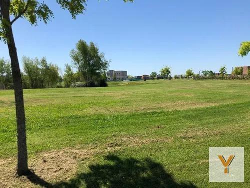 Terreno · 833m²