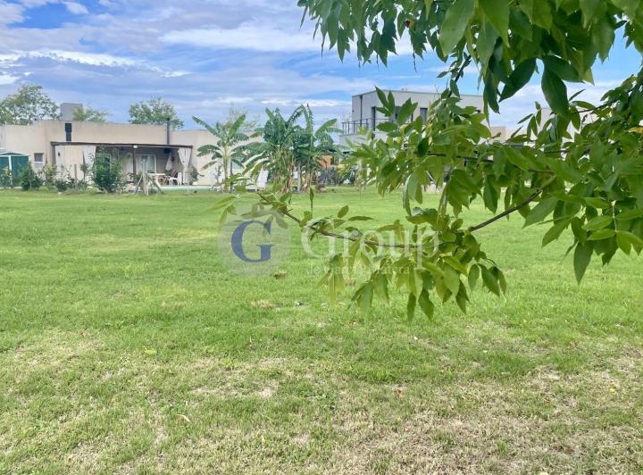 Terreno · 881m²