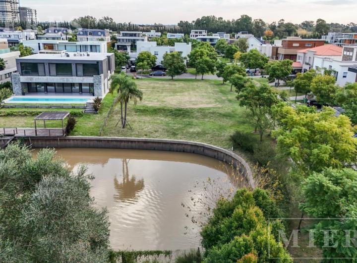 Terreno · 1050m²