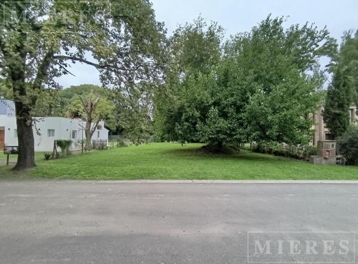 Terreno · 927m²