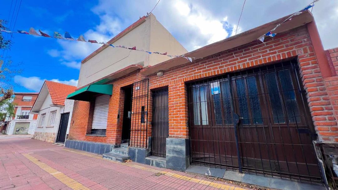 VENTA CASA CON LOCAL Y GARAGE A RECICLAR