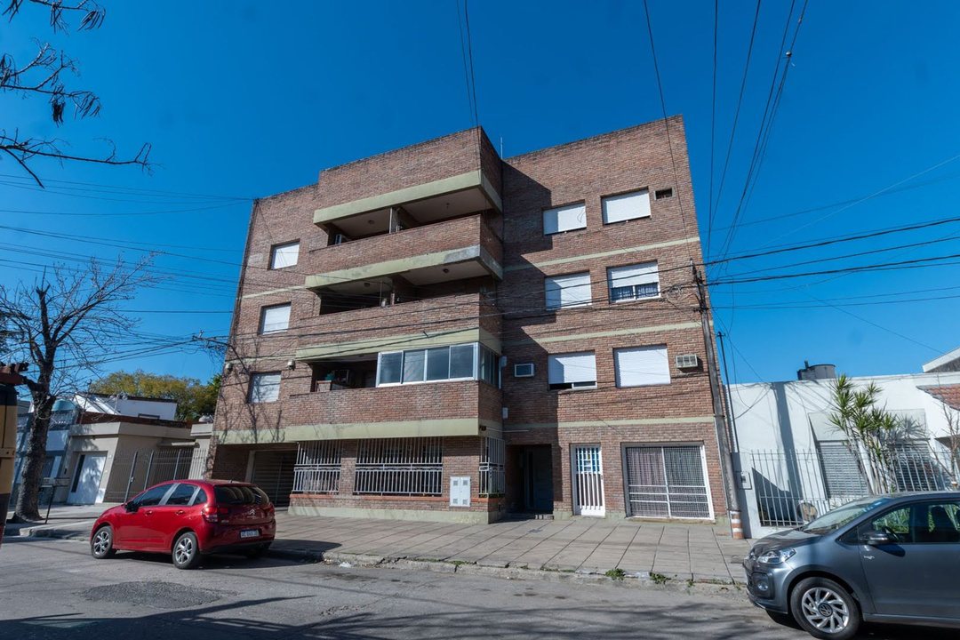 Venta Dpto 3 dorm 2do piso por escalera