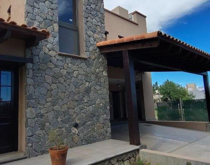 Casa · 367m² · 6 Ambientes · 2 Cocheras