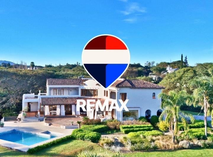 Casa · 580m² · 8 Ambientes · 1 Cochera