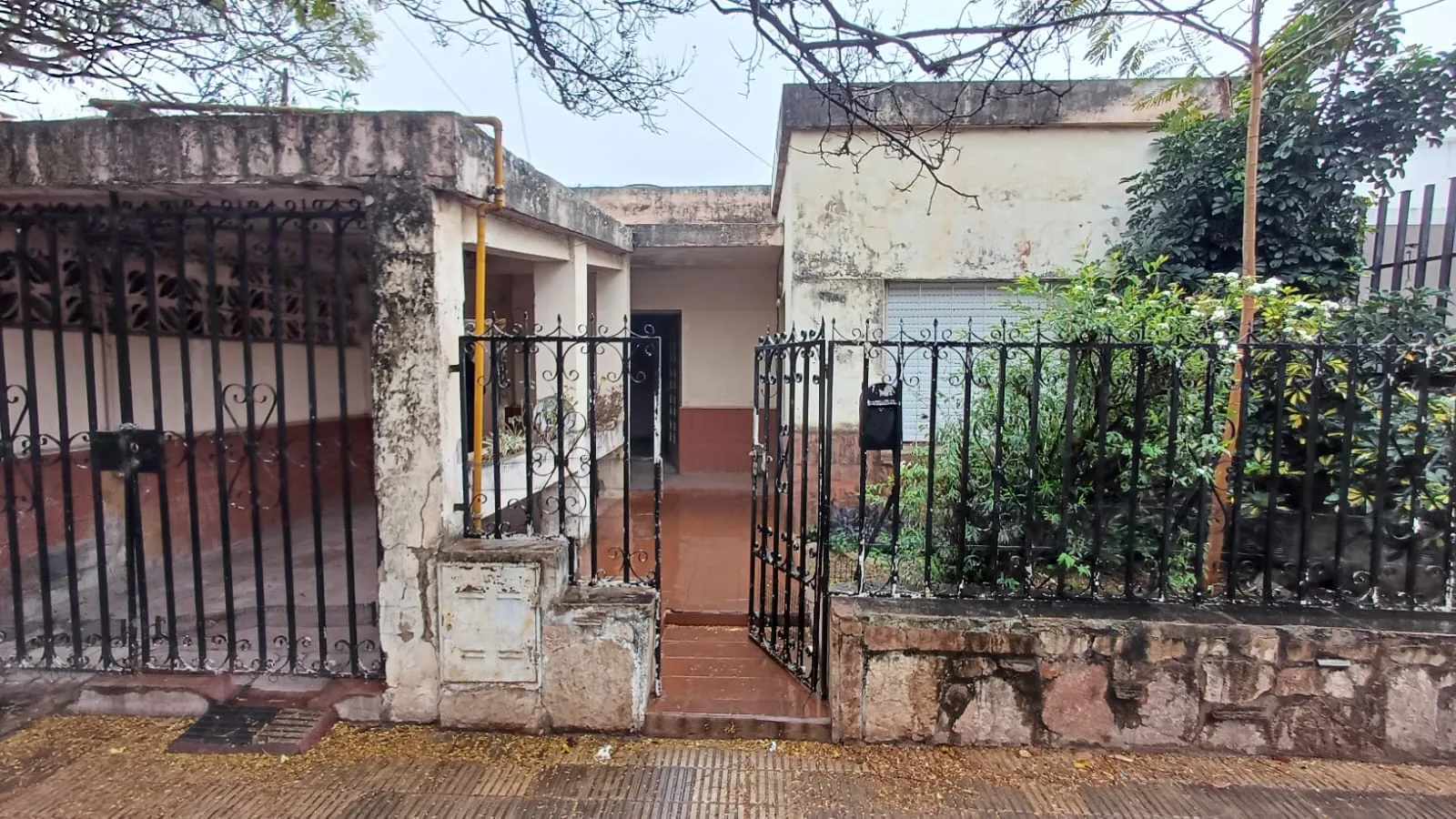 SE VENDE CASA a "RECICLAR", 2 DORMITORIOS + DEPTO + COCHERA - BARRIO ALTO