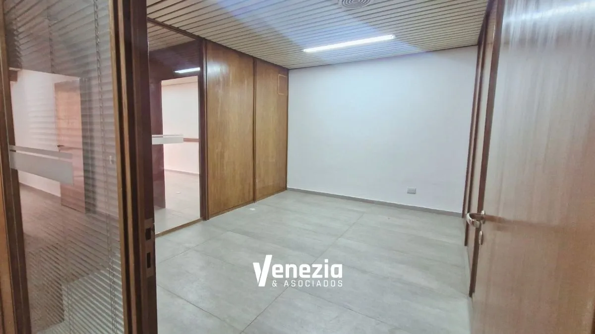 Oportunidad! Venta Oficina 120 m² Sobre Peatonal - 5 Privados + Sala de Reuniones | Centro