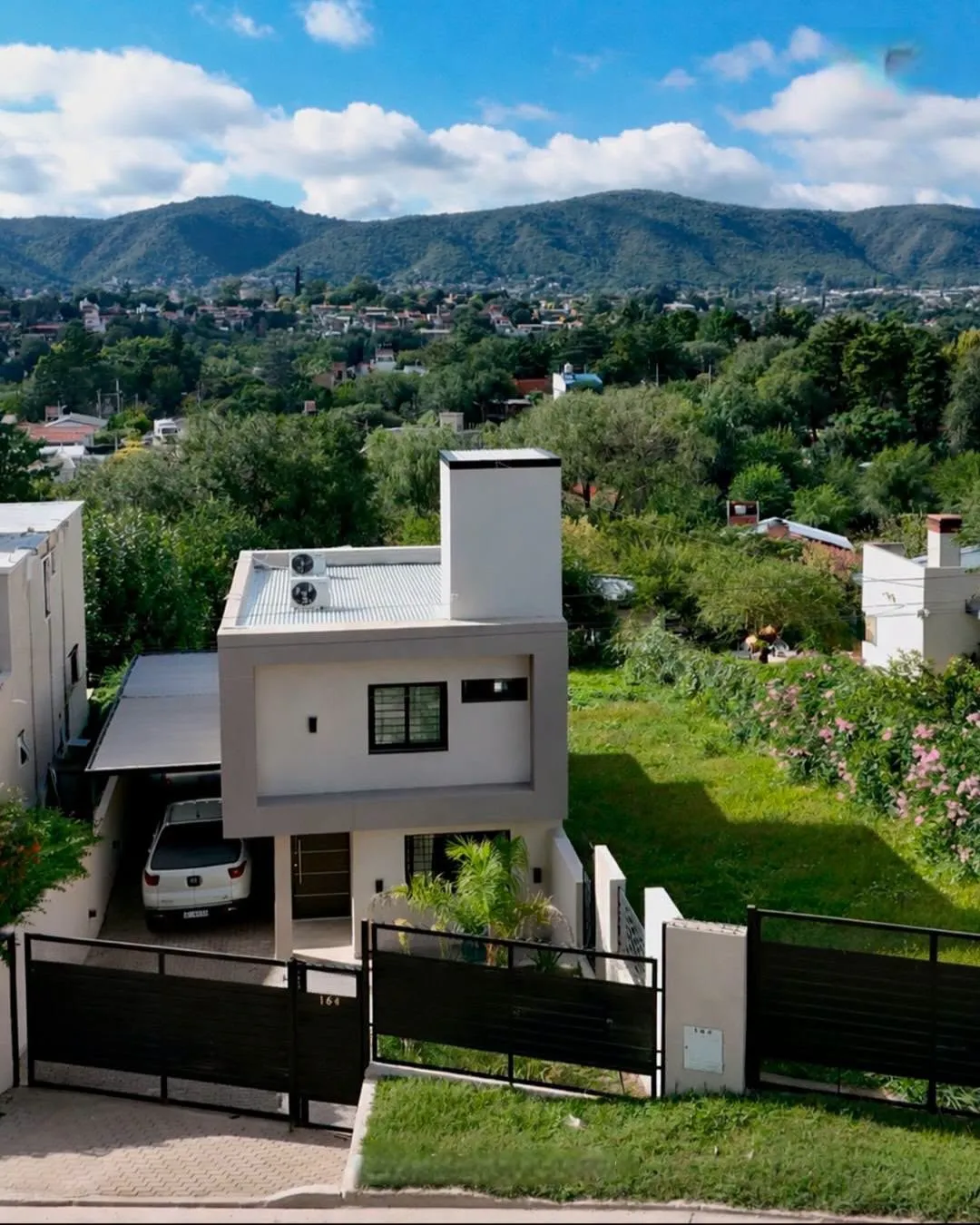 VENDO HERMOSO CHALET DE 3 DORMITORIOS CON PILETA EN VILLA CARLOS PAZ CON GAS NATURAL MAS TERRENO