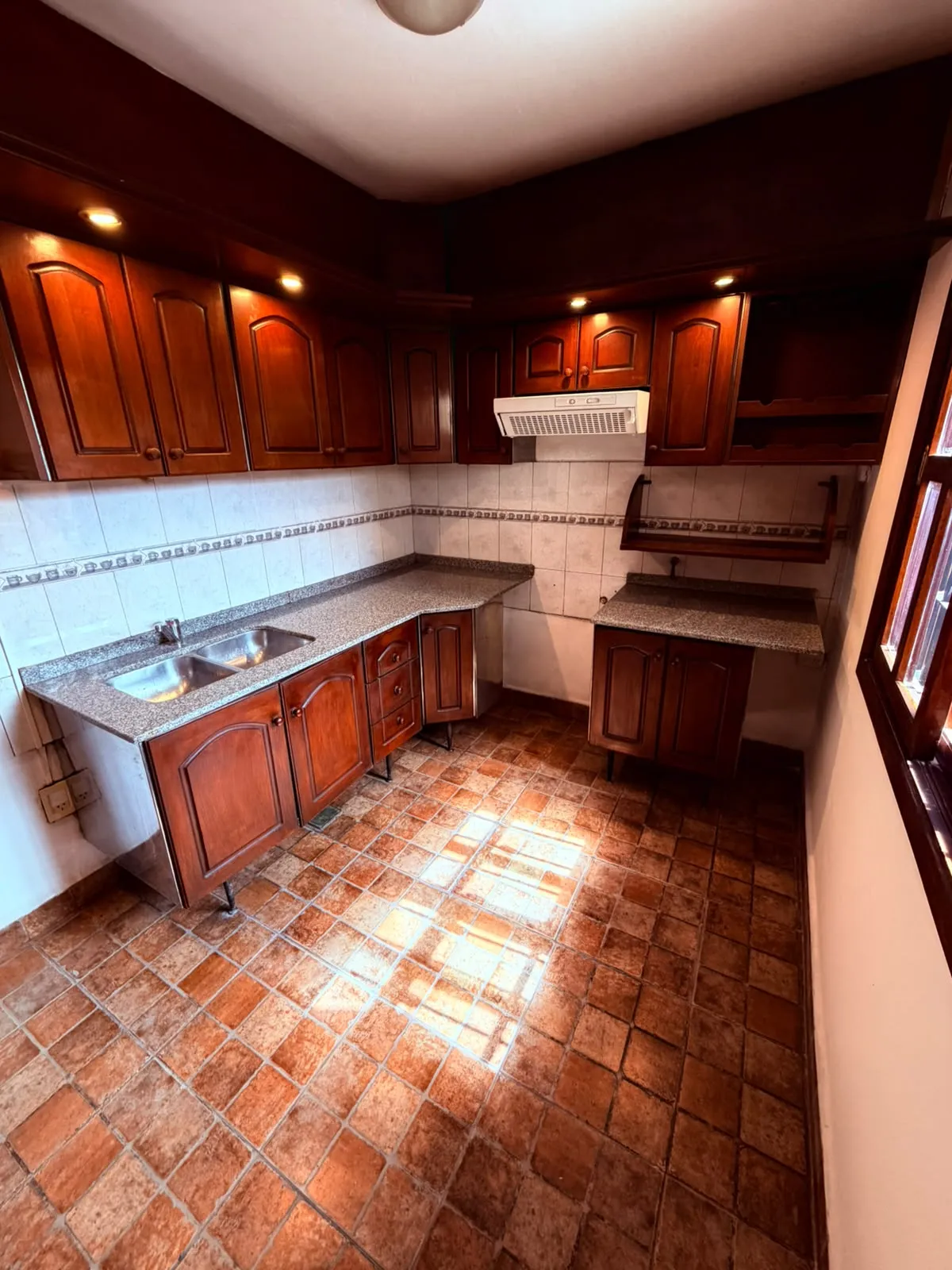 ALQUILER $950.000 - CASA DEPARTAMENTO 2 DORM - PLANTA BAJA - BARADERO 1816 esq. O'HIGGINS - PATIO CON ASADOR - COCHERA AUTOMÁTICA