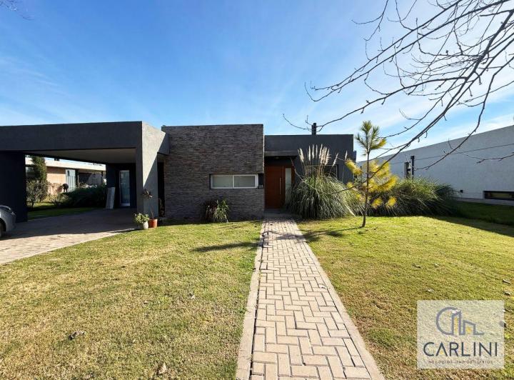 Casa · 110m² · 3 Ambientes · 2 Cocheras
