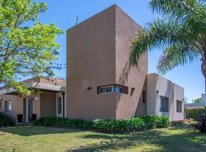 Casa · 262m² · 8 Ambientes · 1 Cochera