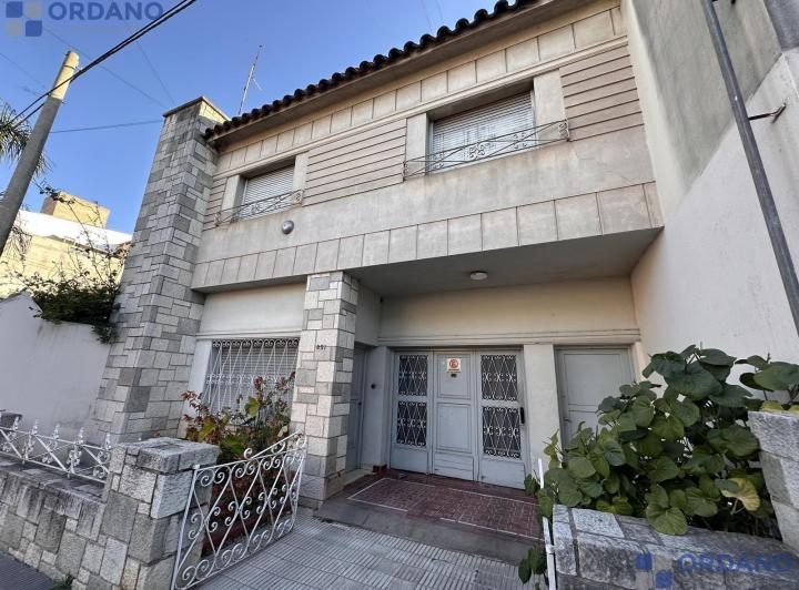Casa · 315m² · 8 Ambientes · 1 Cochera