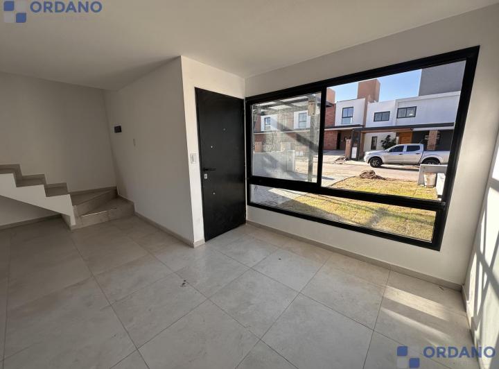 Casa · 145m² · 5 Ambientes · 2 Cocheras