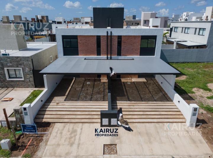 Casa · 180m² · 3 Ambientes · 2 Cocheras