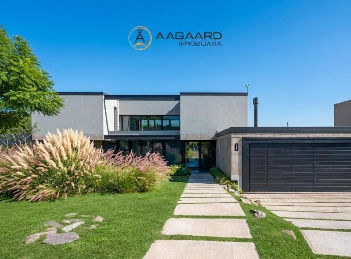 Casa · 420m² · 6 Ambientes · 2 Cocheras