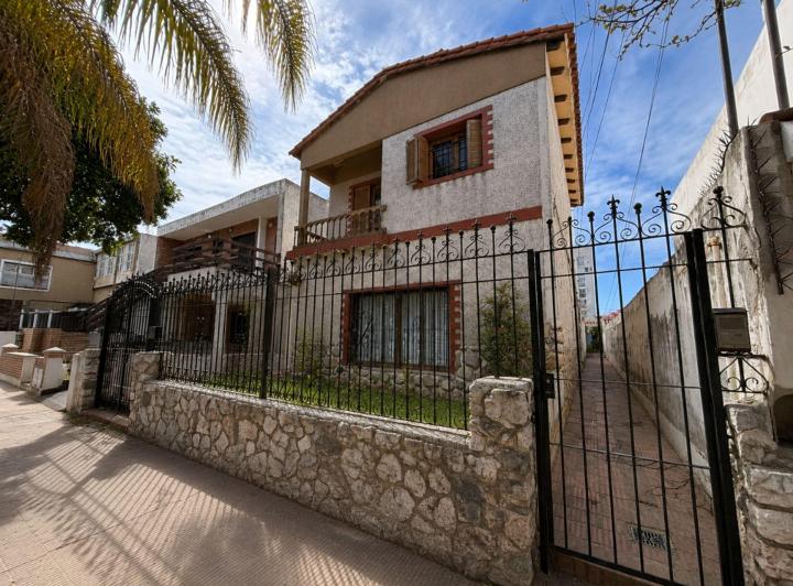 Casa · 295m² · 8 Ambientes · 1 Cochera