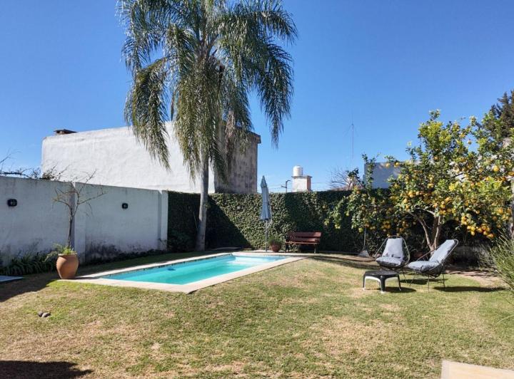 Casa · 234m² · 8 Ambientes · 1 Cochera