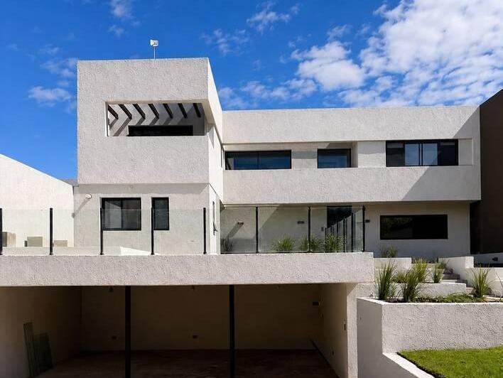 Casa · 300m² · 5 Ambientes · 3 Cocheras