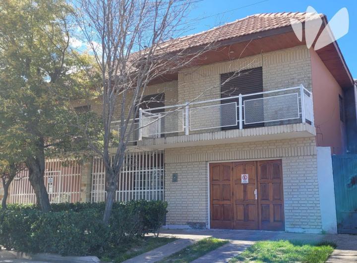 Casa · 7 Ambientes · 1 Cochera