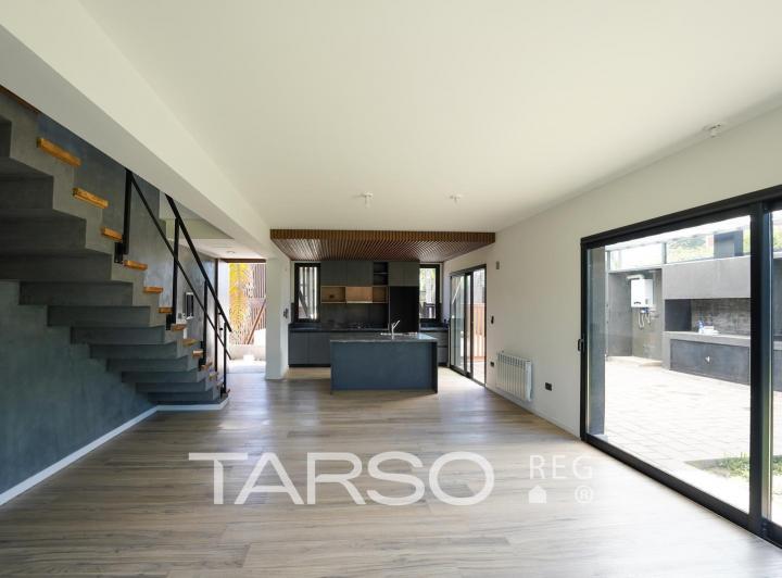 Casa · 167m² · 6 Ambientes · 2 Cocheras
