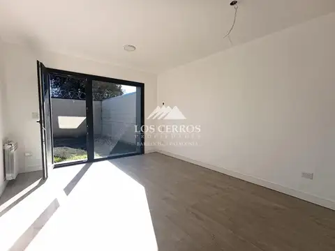 Venta departamento monoambiente con pequeño patio en bariloche