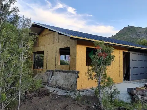 Venta lote con casa en construcción en b° reina mora