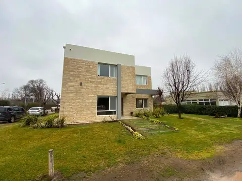 Casa con departamento independiente zona de fincas